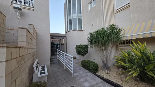 Vive frente al mar en este exclusivo piso en la Playa de Muchavista. — 48