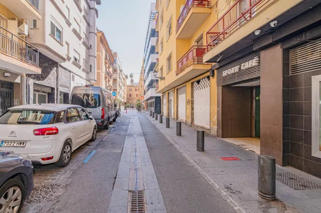 Local en pleno centro de Granada — 2