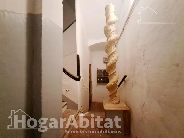 Extraordinaria finca con local comercial y múltiples posibilidades de reconversión a reformar en pleno centro — 35