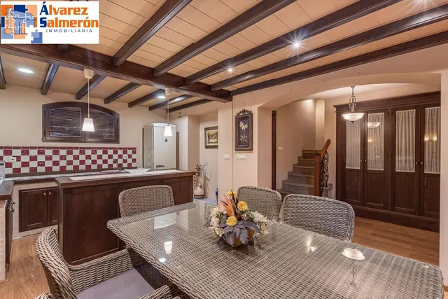 INCREÍBLE CHALET INDEPENDIENTE EN ZONA PRIVILEGIADA — 34