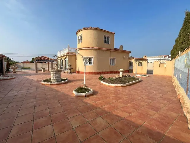 Chalet con piscina y amplias estancias en El Chaparral — 4