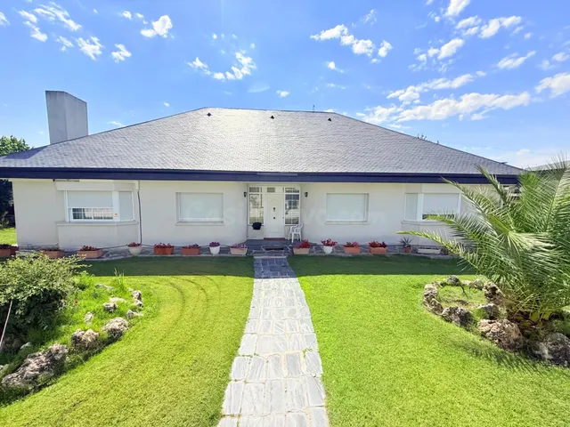 NUDA PROPIEDAD · Gran chalet de 545 m2 con placas solares y 
