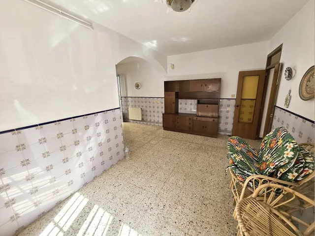 Se vende casa en casco antiguo de Oropesa, detrás del ayuntamiento. Casa con fachada a 3 calles — 23