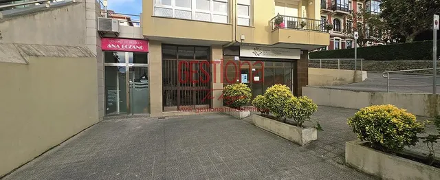 LOCAL COMERCIAL EN LA CALLE CISNEROS. SANTANDER — 25