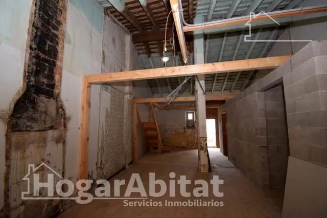 ¡GRAN OPORTUNIDAD! BIEN UBICADA PARA REFORMAR EN TORRENT — 12