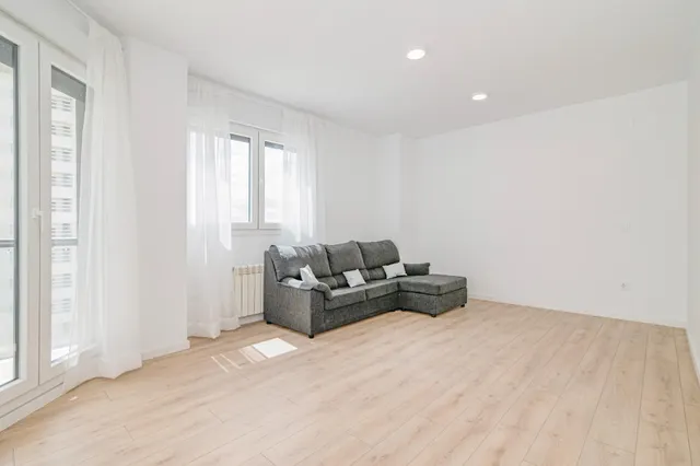 OPORTUNIDAD EN VENTA DE PISO VPO DE 3 DORMITORIOS EN BARRIO ALBAYDA CON PLAZA DE GARAGE Y TRASTERO — 12