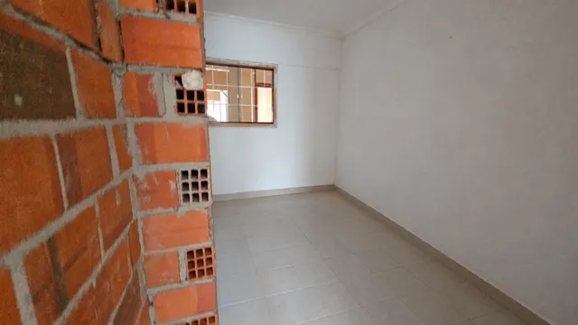 Nave comercial con alojamiento, aparcamiento y parcela en A Gándara — 28