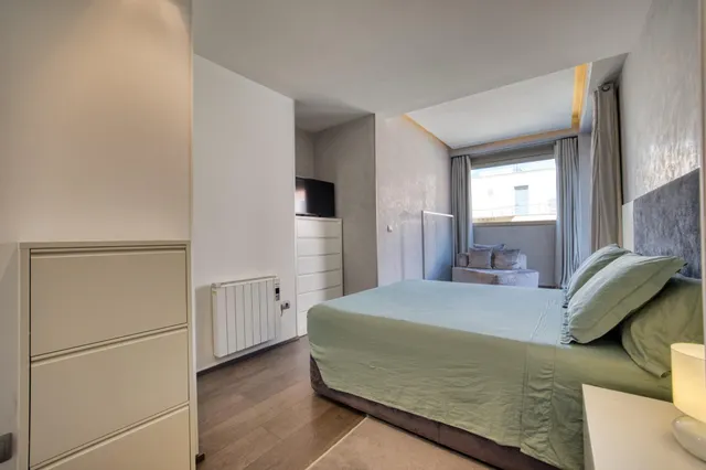 Ático con gran terraza y solárium privado en el corazón de Alicante — 20