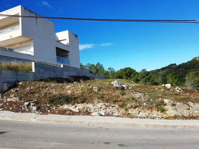 Terreno en Canyelles en esquina,  soleado y con vistas panorámicas. — 2