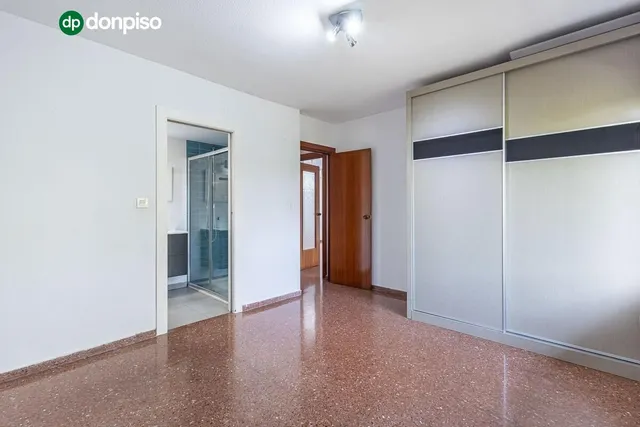 Piso con plaza de garaje cerrada junto a La Inmaculada, frente al río Genil. — 19