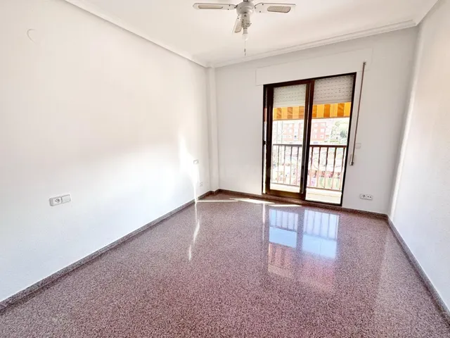 Vivienda esquinera muy luminosa y todo exterior en Petrer — 4