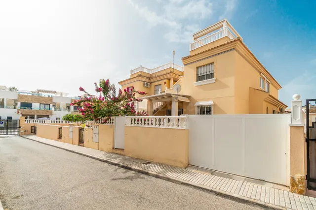 Planta baja con amplio jardín en Orihuela Costa — 4