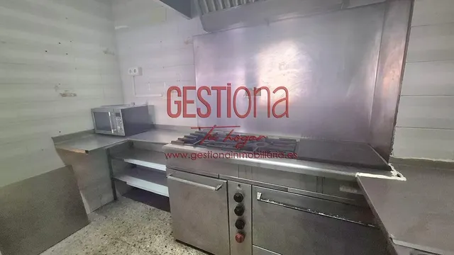 LOCAL COMERCIAL EN LA PENILLA. — 5