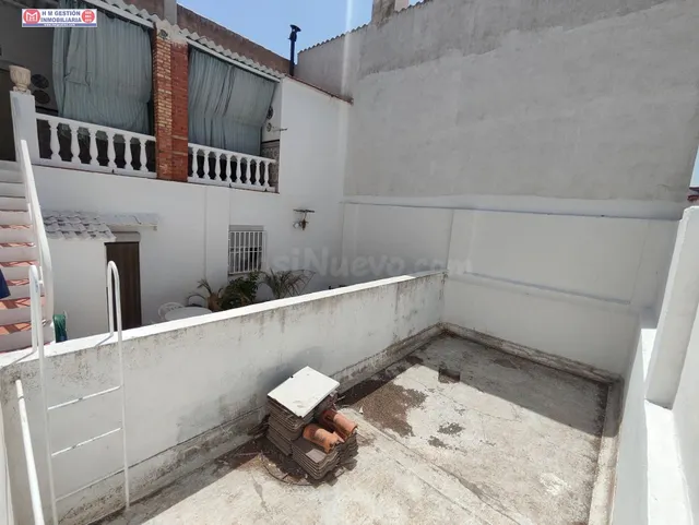 Amplia Casa en Alcázar de San Juan con Piscina y Oportunidad - foto 2