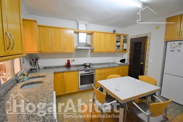 Amplia casa con terraza y balcón — 8
