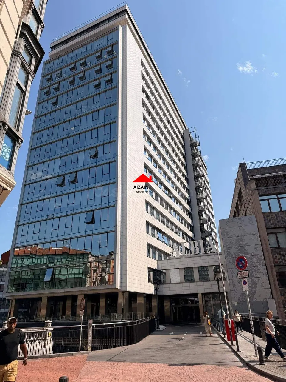 ¡OPORTUNIDA ÚNICA! Oficina reformada con garaje en el edificio Albia.