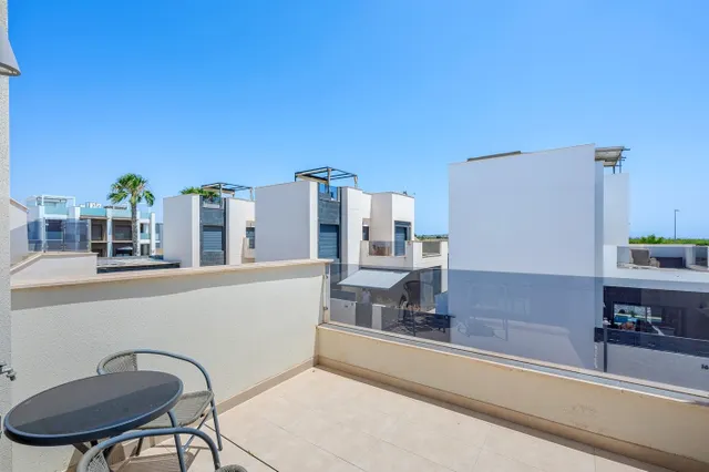 Villa moderna con piscina privada, 3 dormitorios y 3 baños. — 28