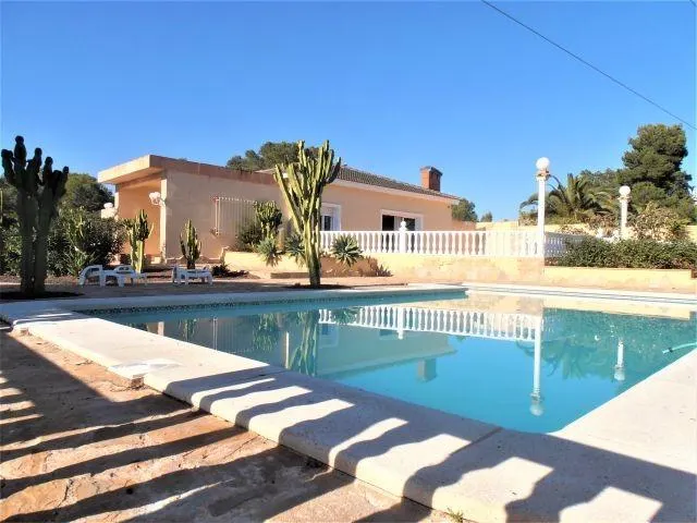 ESPECTACULAR CHALET CON 1.445M2 DE PARCELA EN LAS FILIPINAS VILLAMARTIN