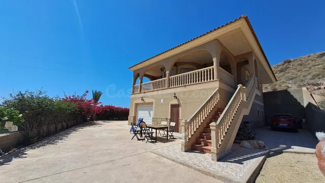 Chalet rustico de 5 dormitorios con vistas al mar en la zona