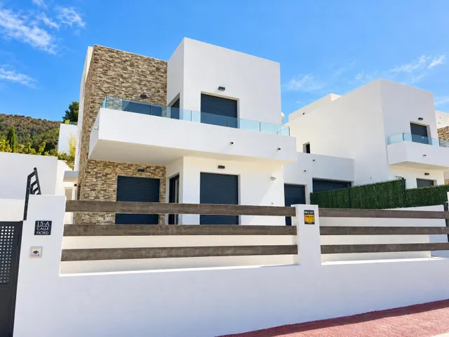 Chalet independiente de 4 dormitirios con piscina y garaje — 24
