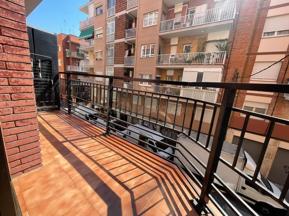 Descubre este fantástico piso con una ubicación privilegiada en pleno Sants