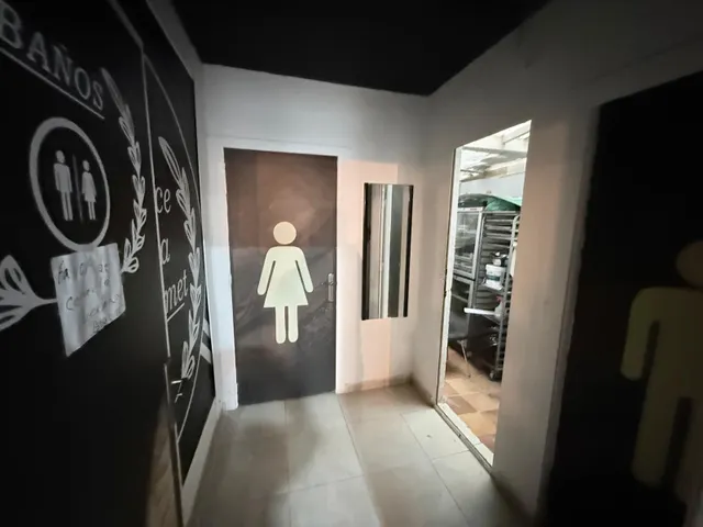 ¡Tu negocio en el foco de atención! Local comercial de 97 m2 muy luminoso en Carolinas Bajas — 12