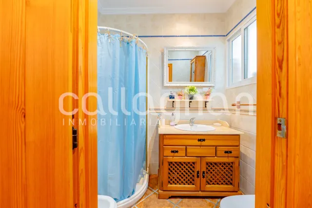 Amplia casa de pueblo con 6 habitaciones en Moncada — 41