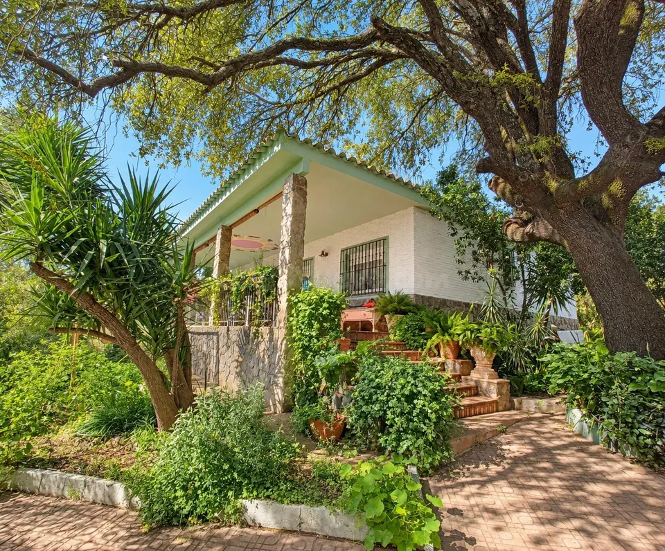 Casa independiente con piscina, porche y jardín en Castilblanco de los Arroyos