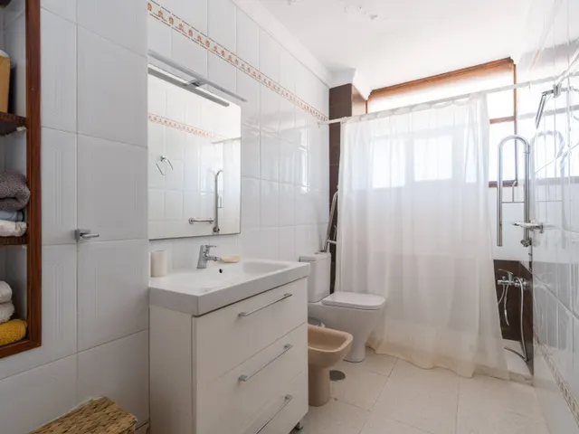Chalet independiente junto a Paseo de Chil, con jardín, ascensor y vistas a la bahía — 46