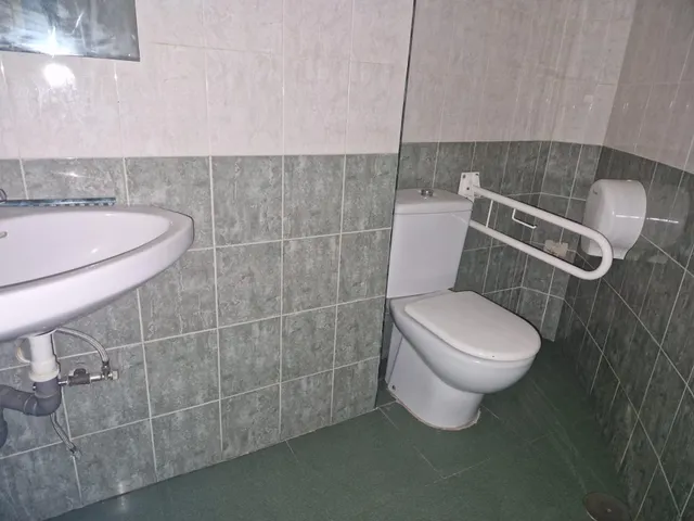 Local comercial en buen estado – Ideal para bar o cafetería — 9