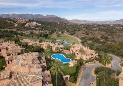 Apartamento en planta baja elevada con jardín privada, en La Mairena. — 27