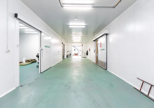 SE VENDE  Nave Industrial en Dúrcal con Instalaciones Completas y Cámara Frigorífica — 18