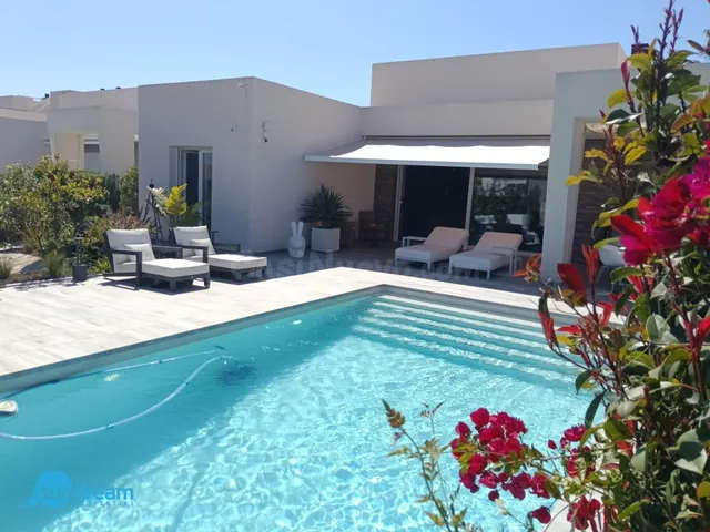 Exclusiva villa independiente con piscina privada a la venta