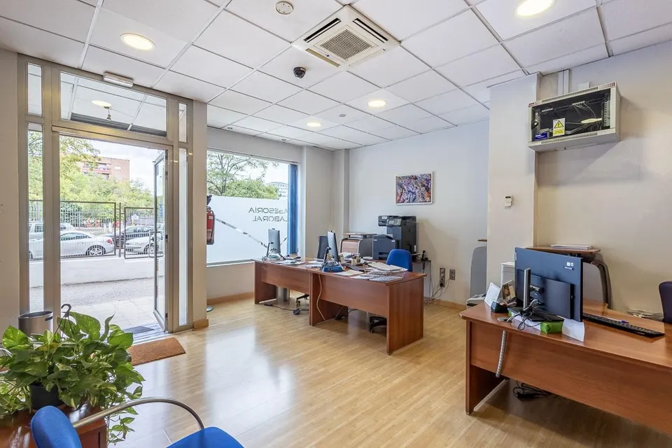 **Luminoso local comercial de 67 m2 con dos amplios escaparates**