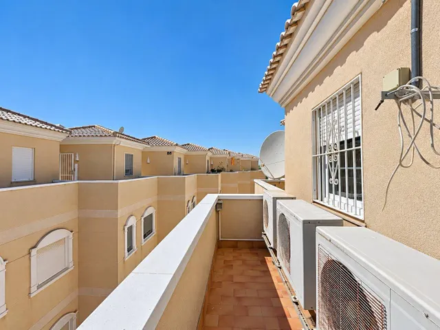 Amplio adosado de 4 dormitorios con solárium, garaje/sótano y piscina comunitaria — 12