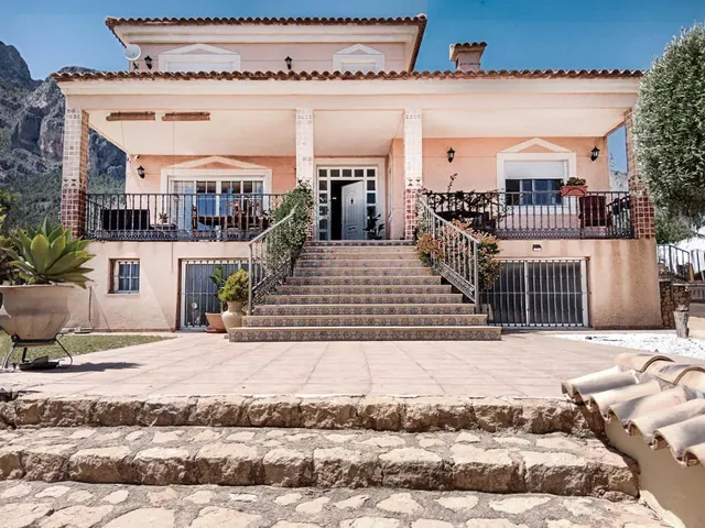 Villa de cuatro dormitorios con 4500m2 de parcela con piscin - foto 5