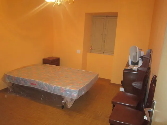 SE VENDE CASA DE VERANO EN EL CENTRO DE VALENCIA DE DON JUAN, PEQUEÑO PATIO. — 12