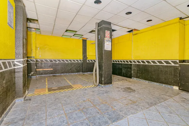 Local en Camino de Ronda 132D con posibilidad de cambio de uso a vivienda — 8
