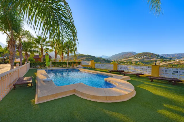 Villa exclusiva en La Nucía | parcela de 3.947 m2, piscina privada y amplias zonas de ocio — 8