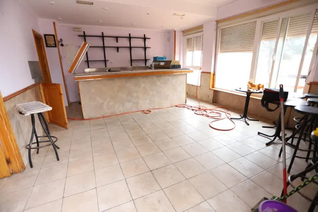 SE VENDE LOCAL COMERCIAL DE 43 m2 INSONORIZADO Y CON SALIDA 