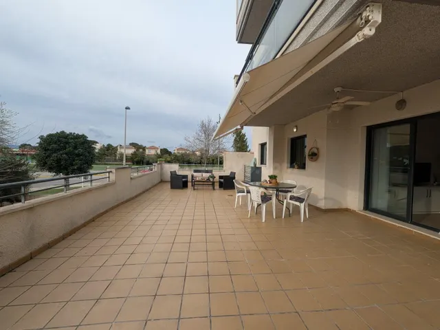 MAGNÍFICO BAJO ESQUINERO CON GRAN JARDÍN Y TERRAZA EN LA URB - foto 2