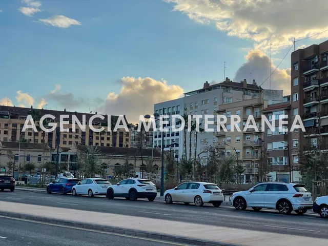 ¡Gran oportunidad de inversión y negocio en Ayora! Local comercial de 158 m2 junto al metro — 12