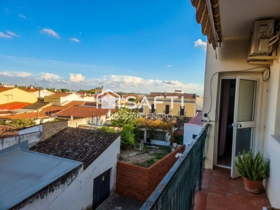 ¡Totalmente amueblado! Espacioso piso de 4 dorm. con gran terraza y lavadero en el centro de Montijo – ¡Todo exterior!