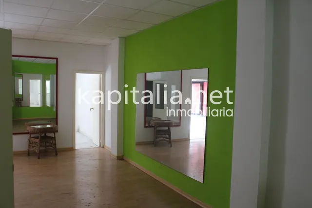 Se alquila  local comercial — 7