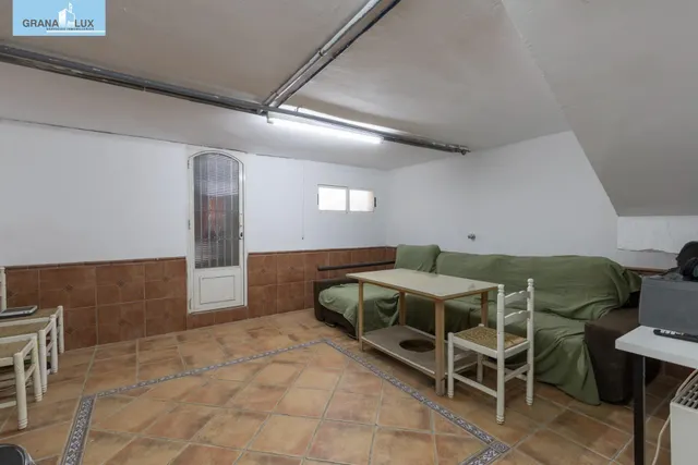 Casa independiente con piscina en La Zubia. — 32