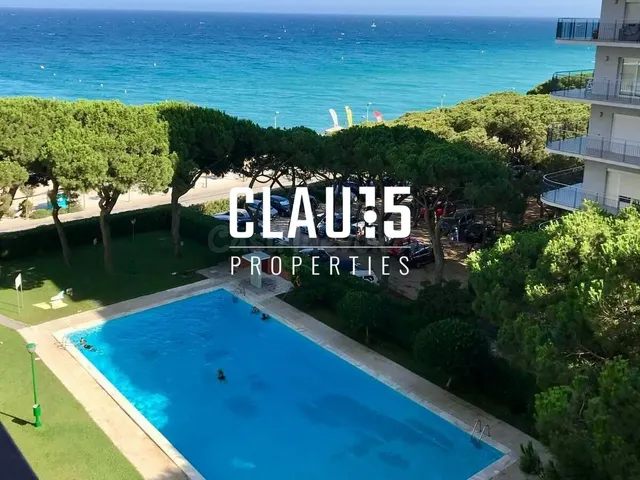 Piso en venta con vistas al mar, piscina comunitaria y ascen