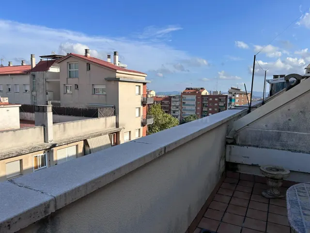 ÁTICO CON TERRAZA A PIE DE COMEDOR EN LA PLAÇA 1 DE MAIG - foto 2