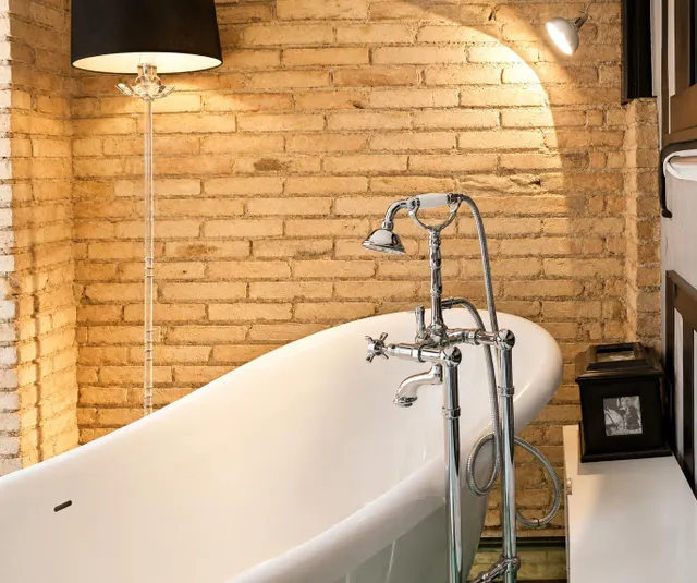 Piso único en Ruzafa con suite, bañera y techos altos. — 11