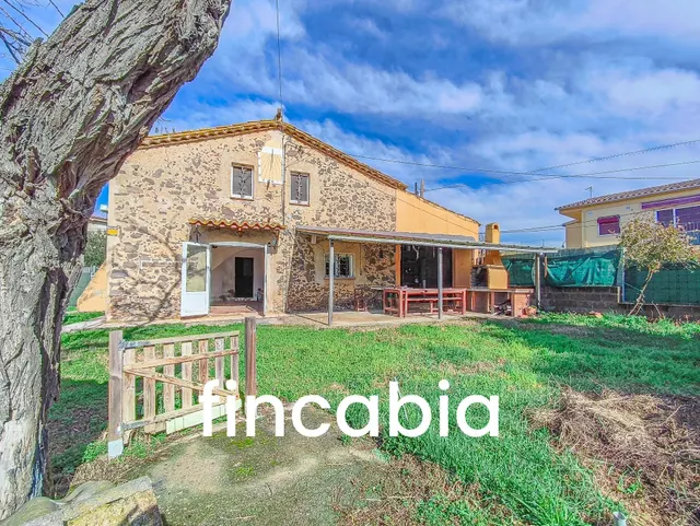 Masía para reformar en Riudarenes: Can Veleta, 623 m2 de parcela y piedra con bóvedas catalanas. — 16