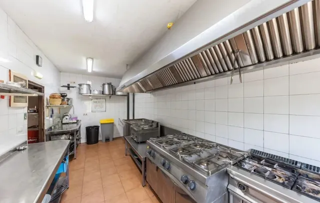 Vivienda con Restaurante listo para continuar la actividad, con cocina totalmente equipada — 14
